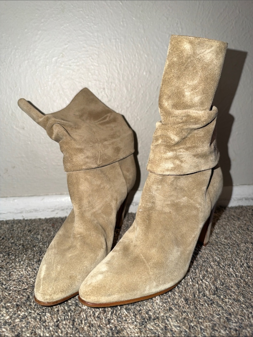 Manolo Blahnik Taupe Suede Ankle Boots Size 38 / US 8 Made in Italy